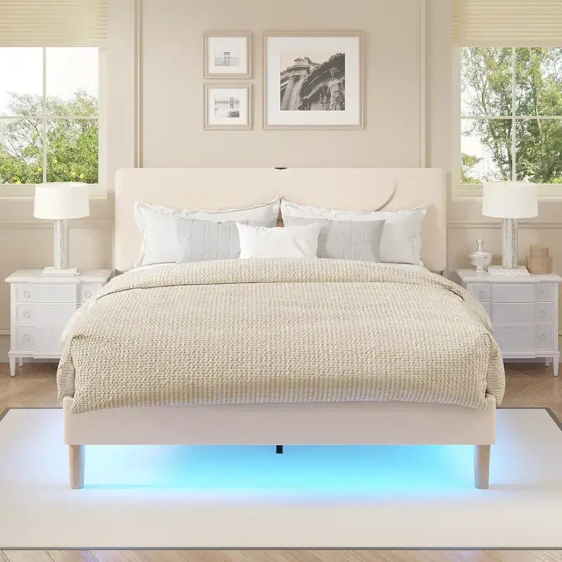 Cadre de lit plateforme avec stations de recharge et lumières LED, support en lattes de bois solides, pas besoin de sommier.