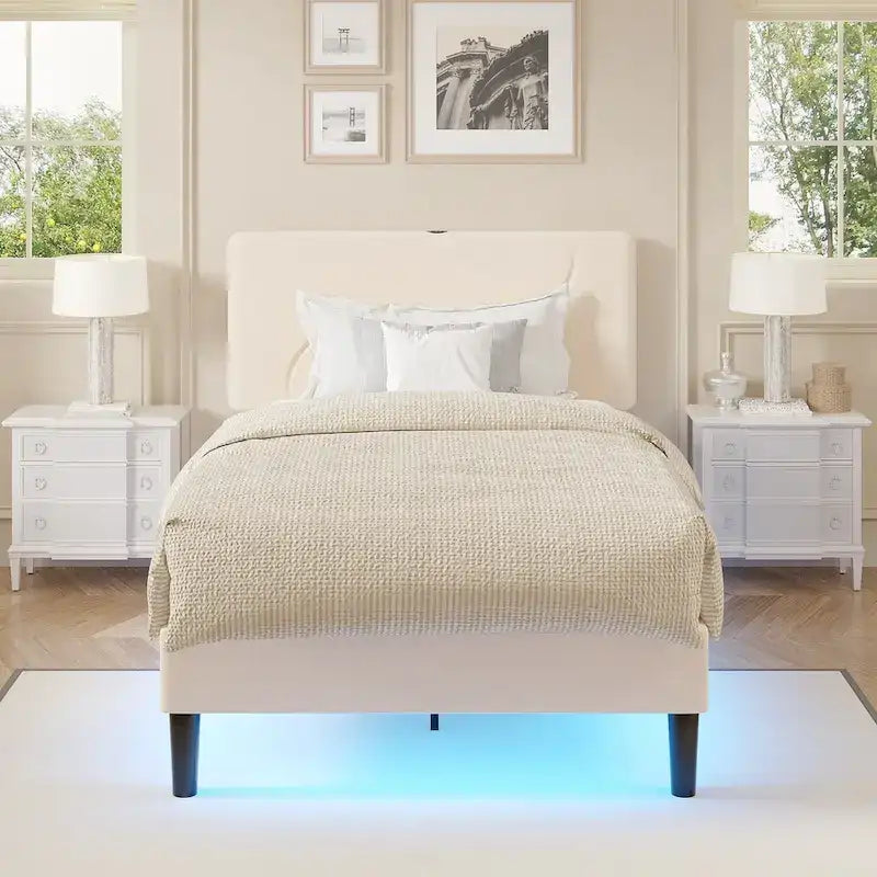 Cadre de lit plateforme avec stations de recharge et lumières LED, support en lattes de bois solides, pas besoin de sommier.