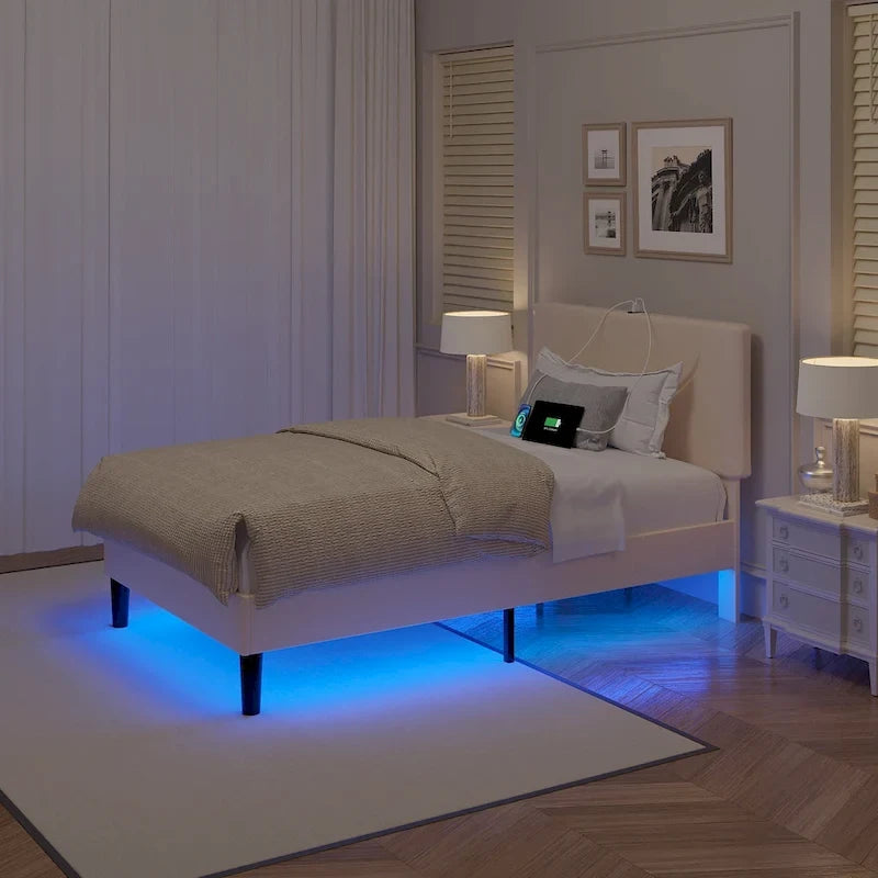 Cadre de lit plateforme avec stations de recharge et lumières LED, support en lattes de bois solides, pas besoin de sommier.