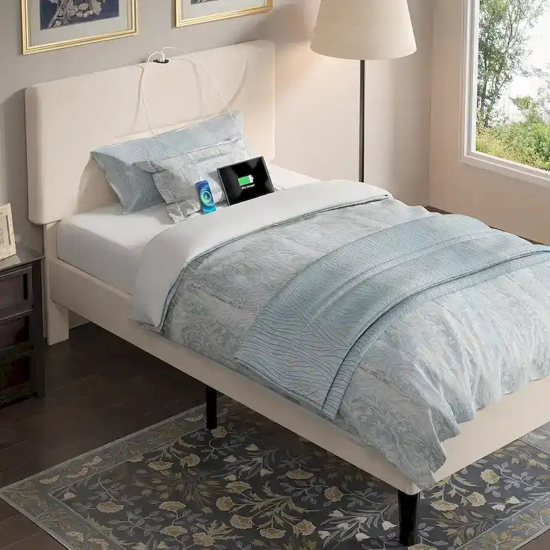 Cadre de lit plateforme avec stations de recharge et lumières LED, support en lattes de bois solides, pas besoin de sommier.