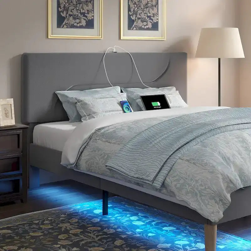 Cadre de lit plateforme avec stations de recharge et lumières LED, support en lattes de bois solides, pas besoin de sommier.