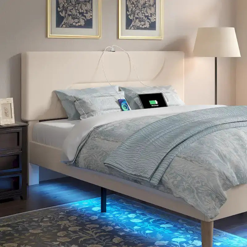 Cadre de lit plateforme avec stations de recharge et lumières LED, support en lattes de bois solides, pas besoin de sommier.