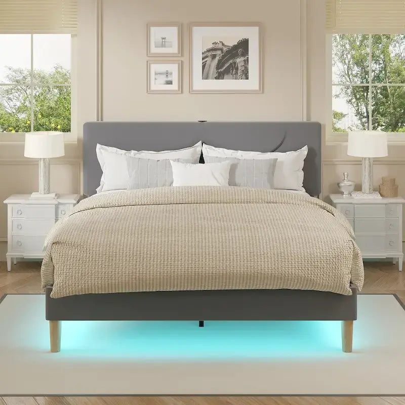 Cadre de lit plateforme avec stations de recharge et lumières LED, support en lattes de bois solides, pas besoin de sommier.